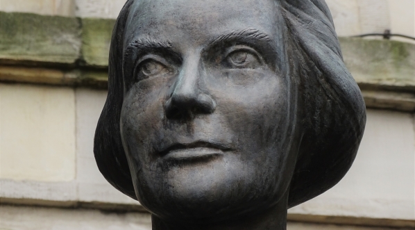  Fragment pomnika Marii Wittek z dziedzińca Muzeum Wojska Polskiego w Warszawie.  