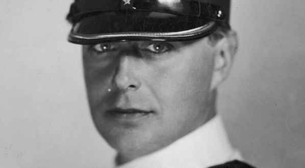  Mieczysław Cybulski jako Zygmunt Zatorski w filmie "Rapsodia Bałtyku" z 1935 r. filmu.  
