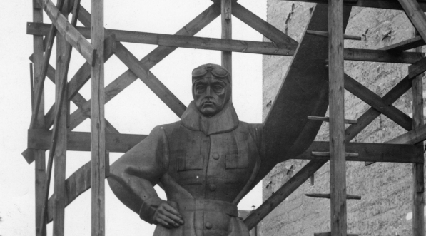  Odlew z brązu Pomnika Lotników autorstwa Edwarda Wittiga w sierpniu 1932 r.  