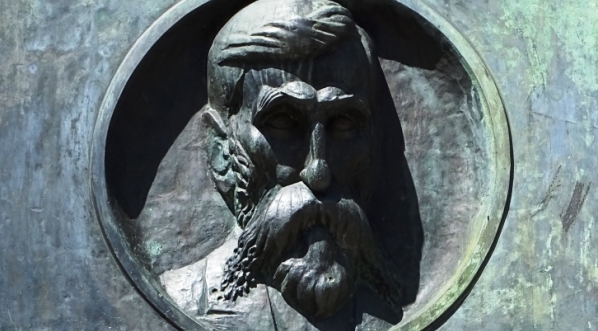  Tablica upamiętniająca Adama Asnyka na ścianie schroniska PTTK „Murowaniec” na Hali Gąsienicowej w Tatrach.  