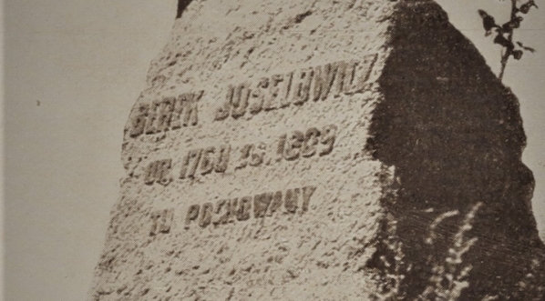  "Mogiła Berka Joselewicza : Głaz z piaskowca, wzniesiony na grobie Berka w setną rocznicę zgonu bohatera przez ówczesnego właściciela dóbr Kockich, hr. Edwarda Żółtowskiego".  