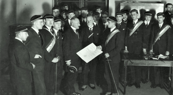  Uroczystość wręczenia prof. Kazimierzowi Kumanieckiemu dekretu mianującego go na filistra honoris causa korporacji studenckiej Lauda w Krakowie w grudniu 1926 r.  