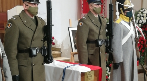  Zmiana warty przy trumnie Maurycego Mochnackiego w Katedrze Polowej w Warszawie.  