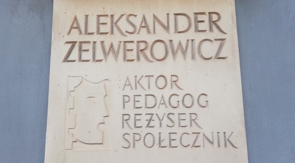  Tablica pamiątkowa na kamienicy w Lublinie, w której urodził się Aleksander Zelwerowicz.  