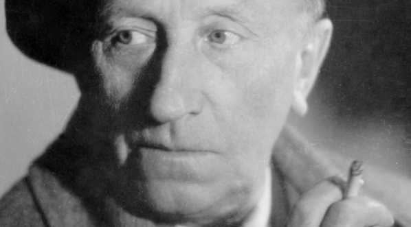  Jerzy Zawieyski z papierosem i w berecie.  