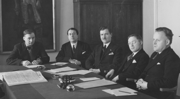  Posiedzenie jury, które przyznało państwową nagrodę muzyczną za 1936 rok, kompozytorowi Kazimierzowi Sikorskiemu, Warszawa, 1.03.1936 r.  