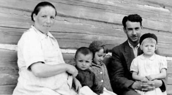  Wiktoria Ulma, Franuś, Stasia i Edward Ulma (kuzyn Józefa) z Basią na kolanach.  