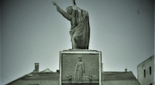  Pomnik księdza Ignacego Skorupki w Łodzi.  