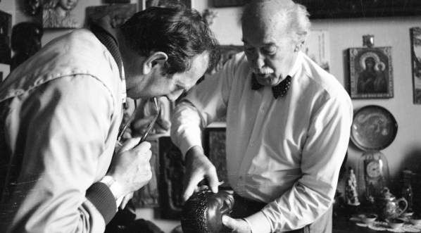  Karol Szczeciński - operator filmowy i kolekcjoner podczas prezentacji swoich zbiorów.  