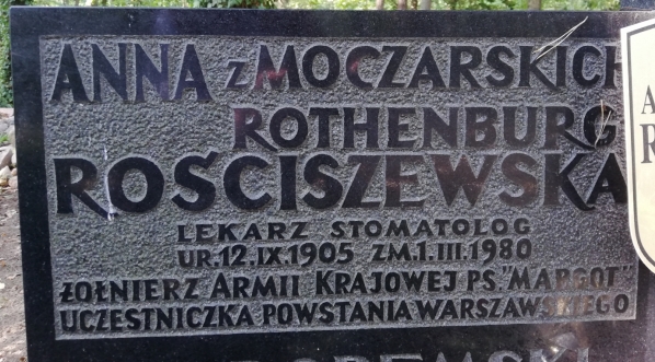  Grób Anny z Moczarskich Rothenburg-Rościszewskiej na cmentarzu Zakładu dla Niewidomych w Laskach pod Warszawą.  