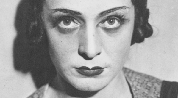  Hilda Skrzydłowska w tytułowej roli w  przedstawieniu "Fräulein Doktor" Jerzego Tepy w Teatrze Miejskim w Łodzi.  