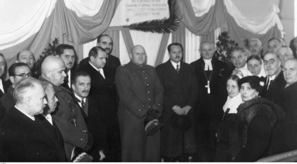  Uroczystość odsłonięcia tablicy pamiątkowej ku czci Józefa Piłsudskiego w szpitalu Ewangelickim w Warszawie w 200 rocznicę założenia szpitala 11.10.1936 r.  