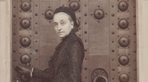  Portret Izabelli z Czartoryskich Działyńskiej stojącej przy drzwiach na dziedziniec zamku w Gołuchowie.  