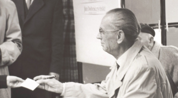  Gustaw Morcinek rozdający autografy podczas kiermaszu książek.  