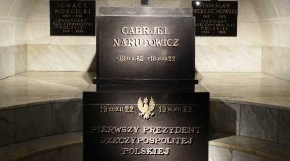  Górb prezydenta Gabriela Narutowicza w archikatedrze św. Jana w Warszawie.  
