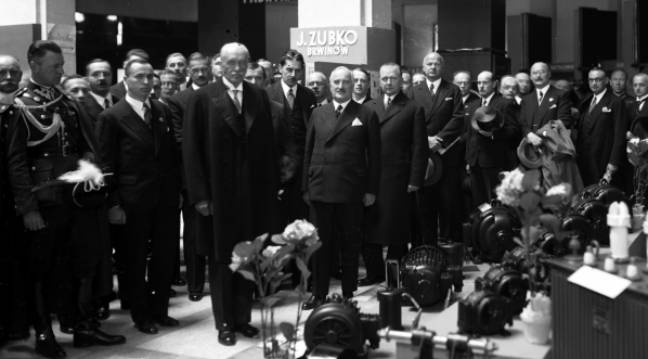  Prezydent RP Ignacy Mościcki zwiedza w Krakowie wystawę "Pokaz krajowej wytwórczości elektrotechnicznej" w czerwcu 1934 r. .  