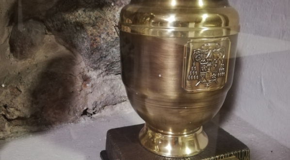  Urna serca Prymasa Leona Przyłuskiego w podziemiach Archikatedry Gnieźnieńskiej.  