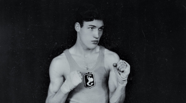  Antoni Kolczyński w pozie bokserskiej.  