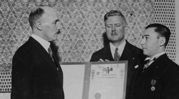  Wręczenie ambasadorowi Polski w Stanach Zjednoczonych pisma upamiętniającego udział obywateli amerykańskich w walkach o wyzwolenie Polski,  1931 r.  