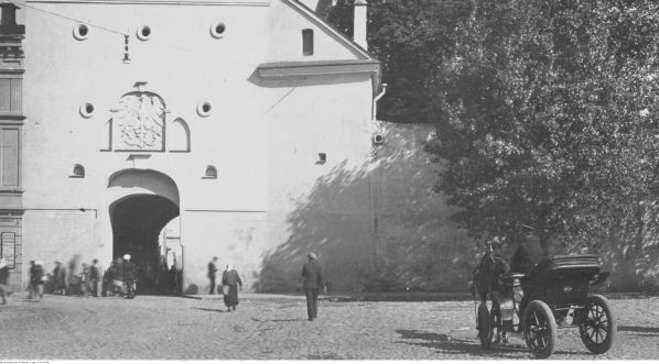  Widok Ostrej Bramy w Wilnie od strony ulicy Bazyliańskiej.  