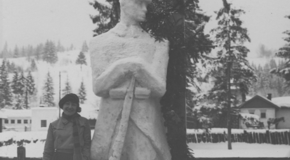  Rzeźbiarka Olga Niewska obok ulepionego przez siebie ze śniegu posągu legionisty w marcu 1934 roku.  