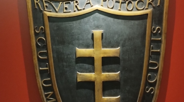  Tarcza herbowa upamiętniająca Stanisława "Rewerę" Potockiego.  