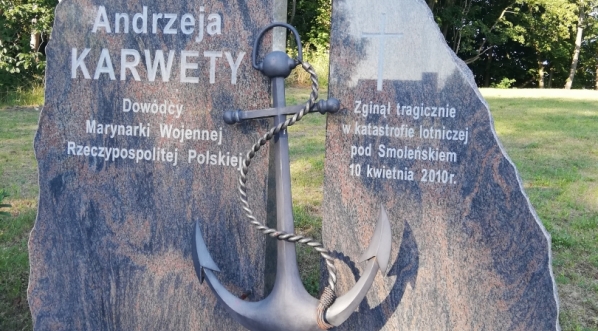  Epitafium admirała Andrzeja Karwety na Cmentarzu Marynarki Wojennej w Gdyni-Oksywiu.  