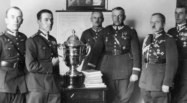  Polska ekipa jeździecka w Ministerstwie Spraw Wojskowych w Warszawie, po powrocie z Międzynarodowych Zawodów Hippicznych o "Puchar Narodów" w Nowym Jorku w grudniu 1929 r.  