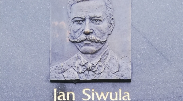  Portret posła Jana Siwuli - płaskorzeźba w Paszczynie.  