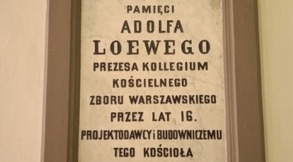  Tablica ku czci Adolfa Loewego w kościele ewangelicko-reformowanym na warszawskim Lesznie.  