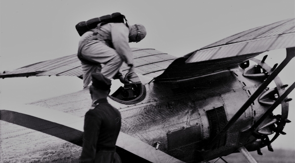  Kpt. Bolesław Orliński wsiada do samolotu PZL P.6 podczas zawodów lotniczych w Katowicach w październiku 1931 r.  