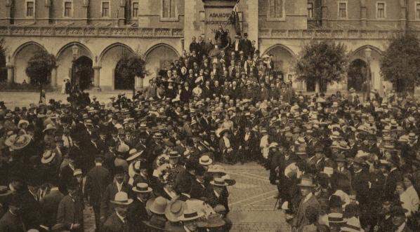  Uczestnicy Uniwersalnego Kongresu Esperantystów w 1912 roku pod pomnikiem Mickiewicza w Krakowie.  
