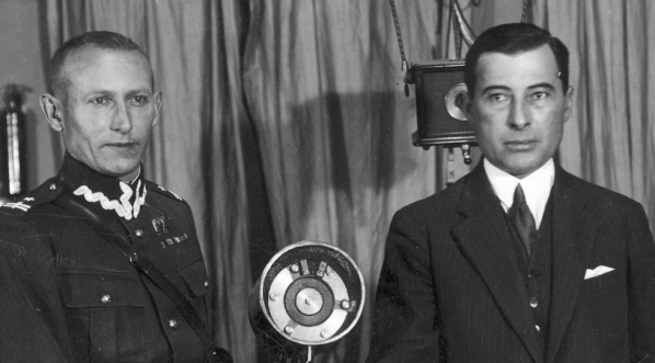 Polscy lotnicy mjr Ludwik Idzikowski i mjr Kazimierz Kubala przed mikrofonem Polskiego Radia.  