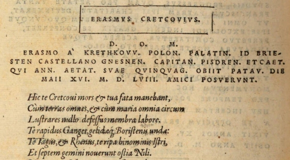  Oryginalny łaciński tekst epitafium Erazma Kretkowskiego towarzyszącego jego popiersiu w kościele Św. Antoniego w Padwie, pióra Jana Kochanowskiego.  