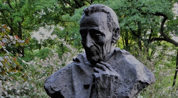  Pomnik księcia kardynała Adama Stefana Sapiehy w parku Jordana w Krakowie.  