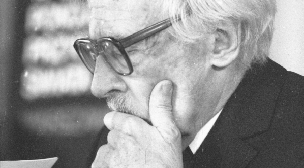  Bogdan Suchodolski podczas Kongresu Intelektualistów w Obronie Pokojowej Przyszłości Świata w Hotelu Victoria w Warszawie w styczniu 1986 r.  