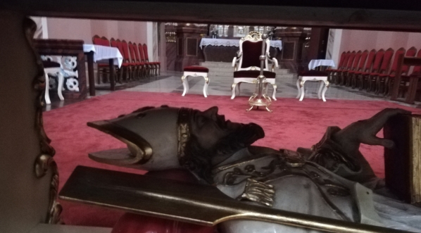  Figura Św. Wojciecha pod ołtarzem w Bazylice w Trzemesznie.  