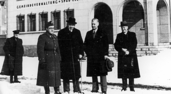  Wizyta ministra Aleksandra Ładosia w jednym z obozów internowania 2 Dywizji Strzelców Pieszych w Szwajcarii.  