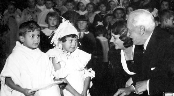  Zabawa choinkowa dla dzieci funkcjonariuszy zamkowych na Zamku Królewskim w Warszawie w grudniu 1934 r.  