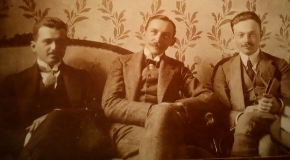  Bracia Popowscy we dworze w Trojanowicach, przed 1930.  