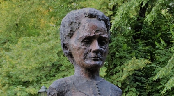  Pomnik Marii Skłodowskiej Curie w parku Jordana w Krakowie.  