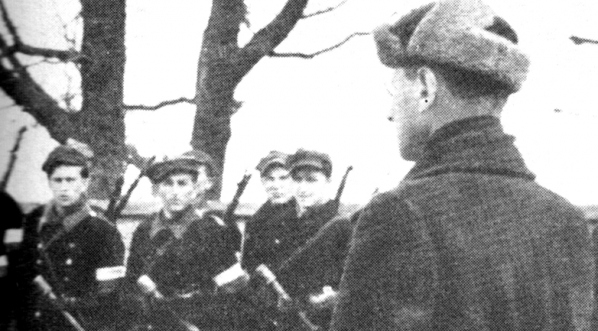  Ppłk. "Wilk" przed frontem oddziałów w styczniu 1944 r.  