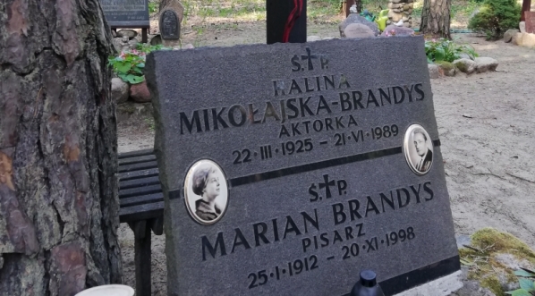  Grób Haliny Mikołajskiej i Mariana Brandysa na cmentarzu Zakładu dla Niewidomych w Laskach pod Warszawą.  