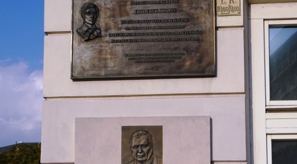  Tablice upamiętniające prezydenta Lecha Kaczyńskiego i Fryderyka Chopina na ścianie Pałacu Prezydenckiego w Warszawie.  