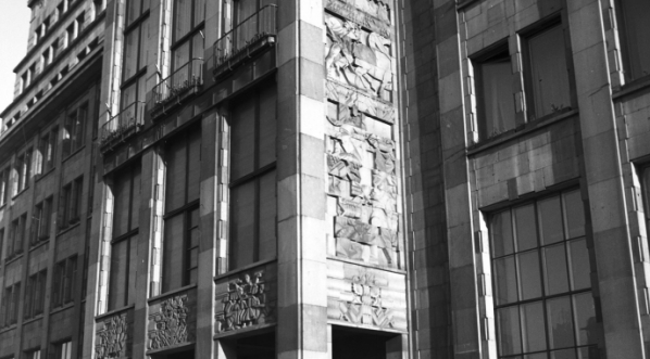  Fragment elewacji budynku w Alejach Jerozolimskich zbudowanego dla Banku Gospodarstwa Krajowego.  