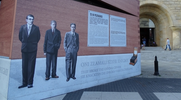  Miniwystawa „Pogromcy Enigmy” przed Zamkiem Cesarskim w Poznaniu.  