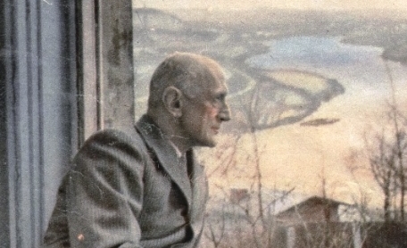  "Znakomity dramaturg i poeta Karol Hubert Rostworowski w oknie swego mieszkania na Salwatorze w Krakowie."  