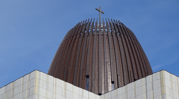  Świątynia Opatrzności Bożej w Wilanowie, w której znajduje się Muzeum Jana Pawła II i Prymasa Wyszyńskiego.  