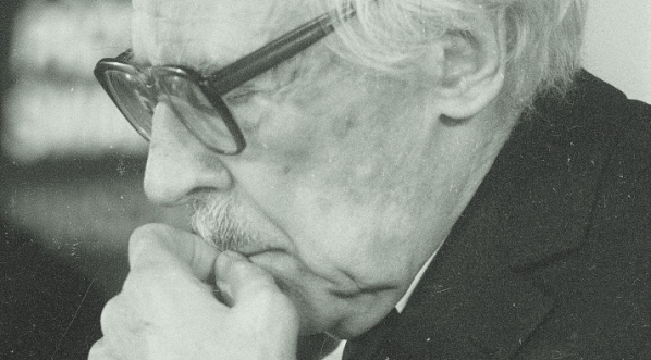  Bogdan Suchodolski przy stole prezydialnym podczas obrad Kongres Intelektualistów w Obronie Pokojowej Przyszłości Świata w Hotelu Victoria w Warszawie w styczniu 1986 r.  