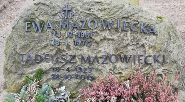  Grób Ewy i Tadeusza Mazowieckich na cmentarzu zakładu dla ociemniałych w Laskach pod Warszawą.  